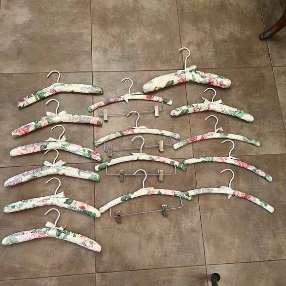 Set of 15 Gently Used Padded Hangers in Vintage Cabbage Rose Cotton Fabric - Picture 1 of 12